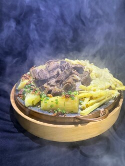 COSTELA  COM MANDIOCA,batata frita com queijo mussarela e bacon e cheiro verde  GRANDE